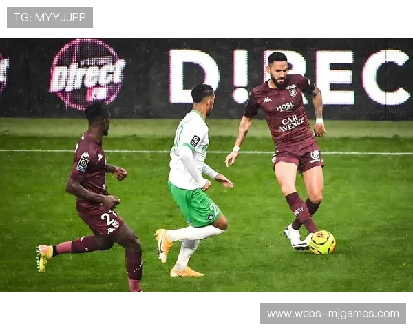 斯特拉斯堡主场对阵巴黎，莫雷拉奋不顾身底线救球